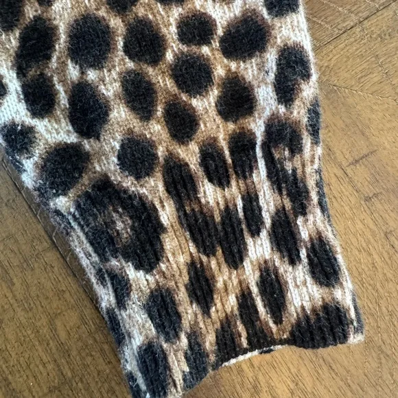 Michael Kors Women’s V-Neck Leopard Print Lightweight Sweater Size Small - Picture 9 of 14